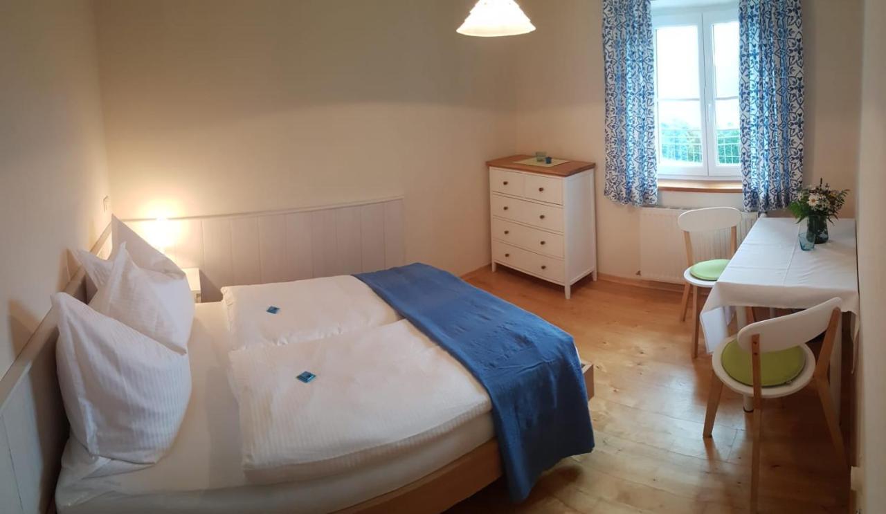 Wunderschoene Ferienwohnung Mit Seeblick Zell am Moos Esterno foto