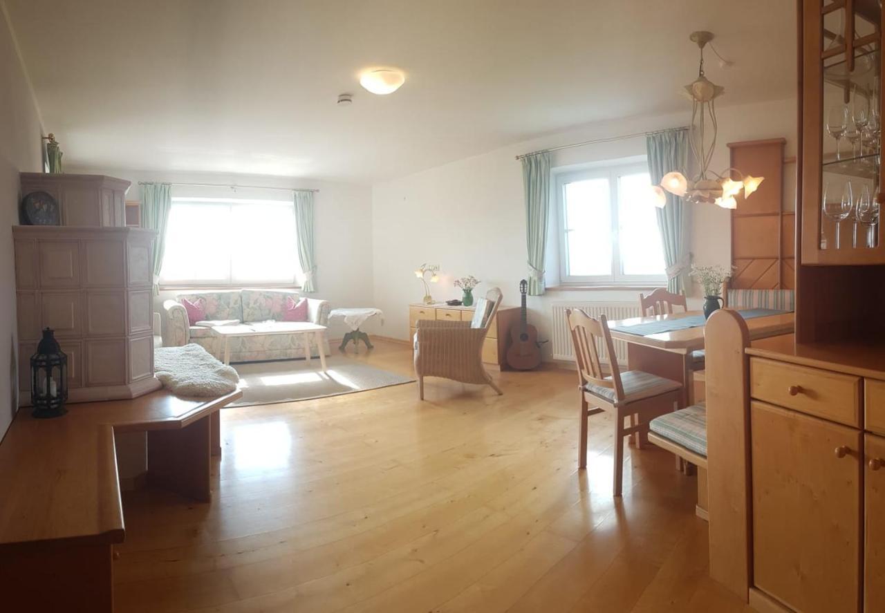 Wunderschoene Ferienwohnung Mit Seeblick Zell am Moos Esterno foto