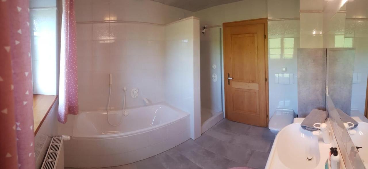 Wunderschoene Ferienwohnung Mit Seeblick Zell am Moos Esterno foto