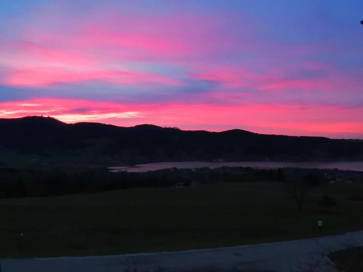 Wunderschoene Ferienwohnung Mit Seeblick Zell am Moos Esterno foto