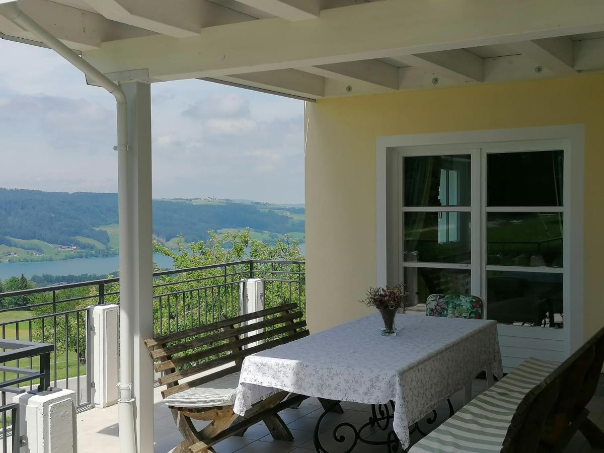 Wunderschoene Ferienwohnung Mit Seeblick Zell am Moos Esterno foto